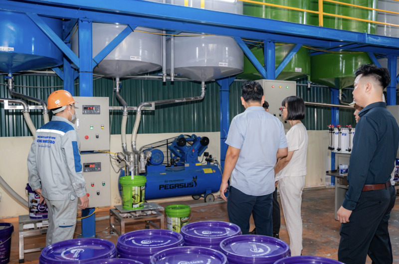 Nhà máy gia công sơn uy tín, dây chuyền sản xuất hiện đại